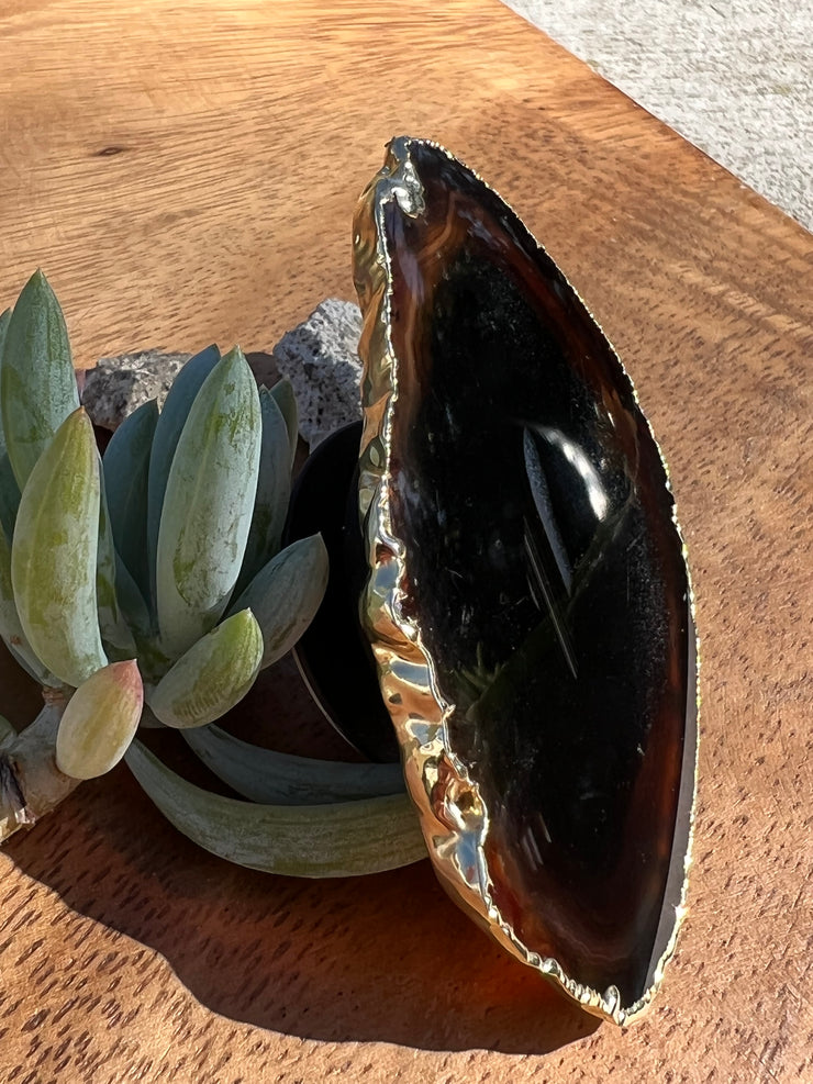 Brown Agate pop socket (popsocket) for use with iphone, androids, ipads, smartphones, and other small tecnical devices. Used for easy grip of electronics as well as a beautiful phone accessory. It is an attachment that easily tapes onto the back of the device and pops in and out as needed for use. These agate slices are natural and pure agate stones imported from Brazil of the highest quality and beautifylly gold dipped on the rim.