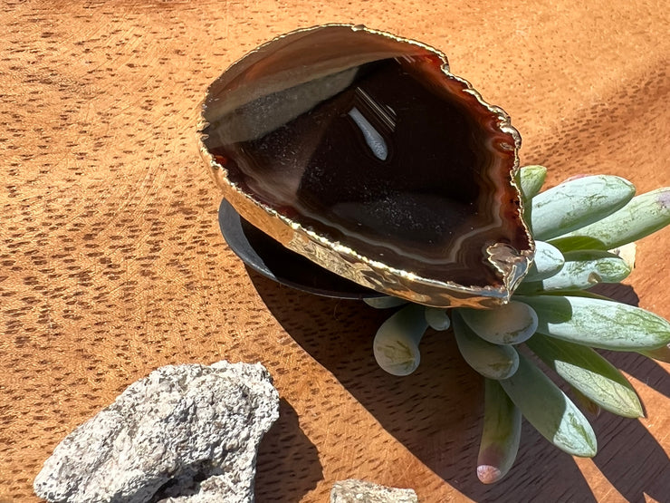 Brown Agate pop socket (popsocket) for use with iphone, androids, ipads, smartphones, and other small tecnical devices. Used for easy grip of electronics as well as a beautiful phone accessory. It is an attachment that easily tapes onto the back of the device and pops in and out as needed for use. These agate slices are natural and pure agate stones imported from Brazil of the highest quality and beautifylly gold dipped on the rim.