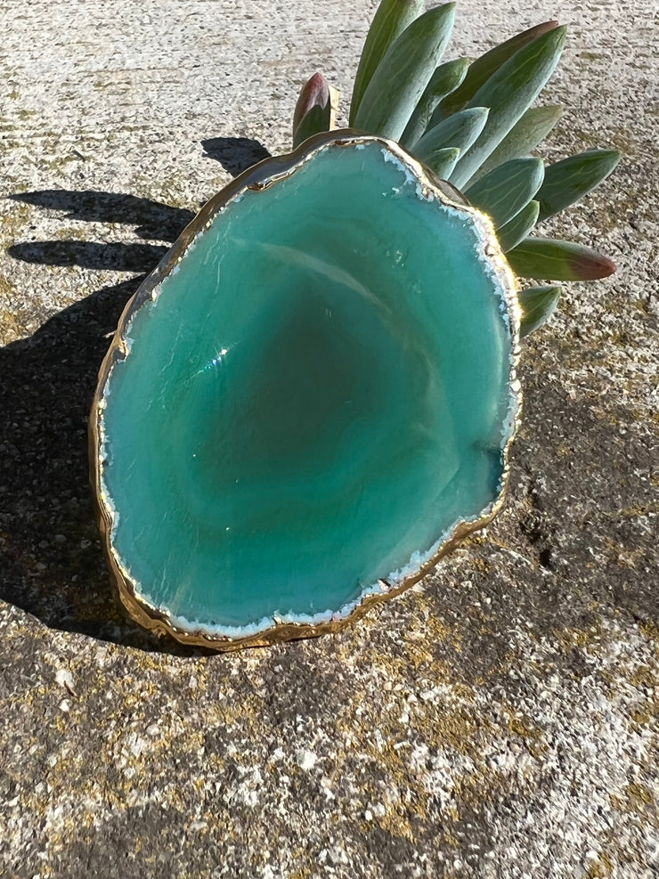 Green Agate pop socket (popsocket) for use with iphone, androids, ipads, smartphones and other small tecnical devices. Used for easy grip of electronics as well as a beautiful phone accessory. It is an attachment that easily tapes onto the back of the device and pops in and out as needed for use. These agate slices are natural and pure agate stones imported from Brazil of the highest quality and beautifylly gold dipped on the rim.