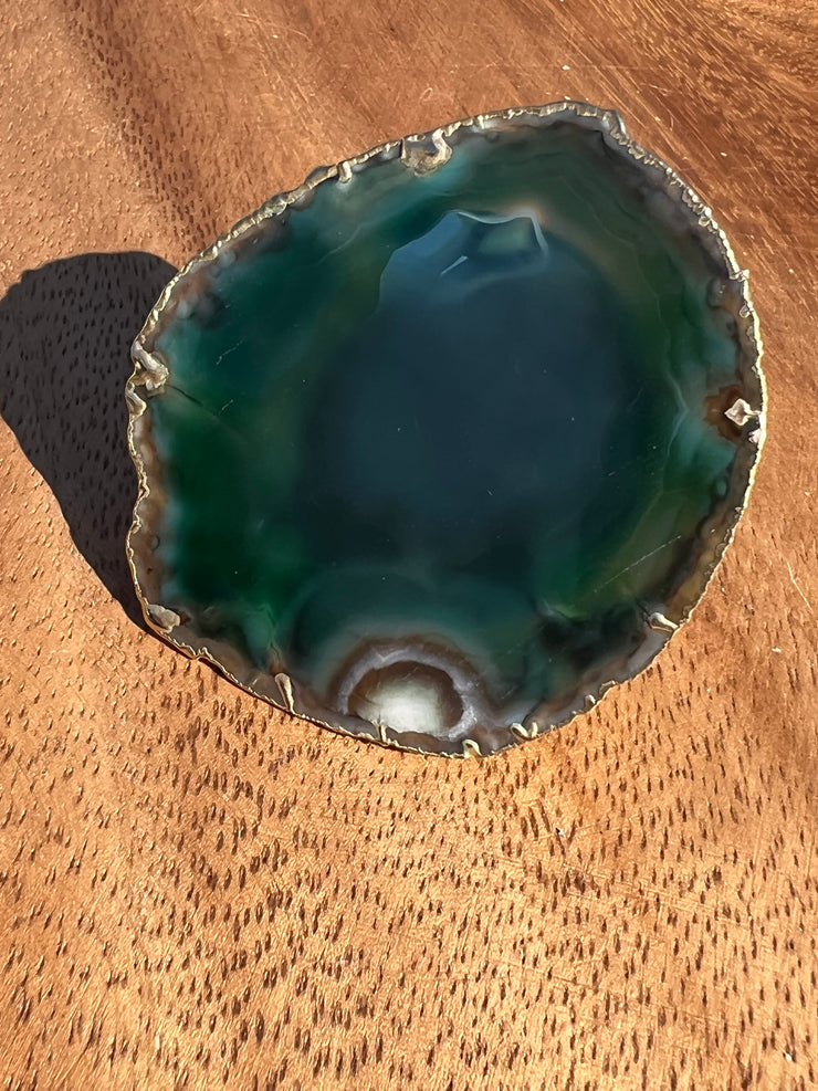 Green Agate pop socket (popsocket) for use with iphone, androids, ipads, smartphones and other small tecnical devices. Used for easy grip of electronics as well as a beautiful phone accessory. It is an attachment that easily tapes onto the back of the device and pops in and out as needed for use. These agate slices are natural and pure agate stones imported from Brazil of the highest quality and beautifylly gold dipped on the rim.