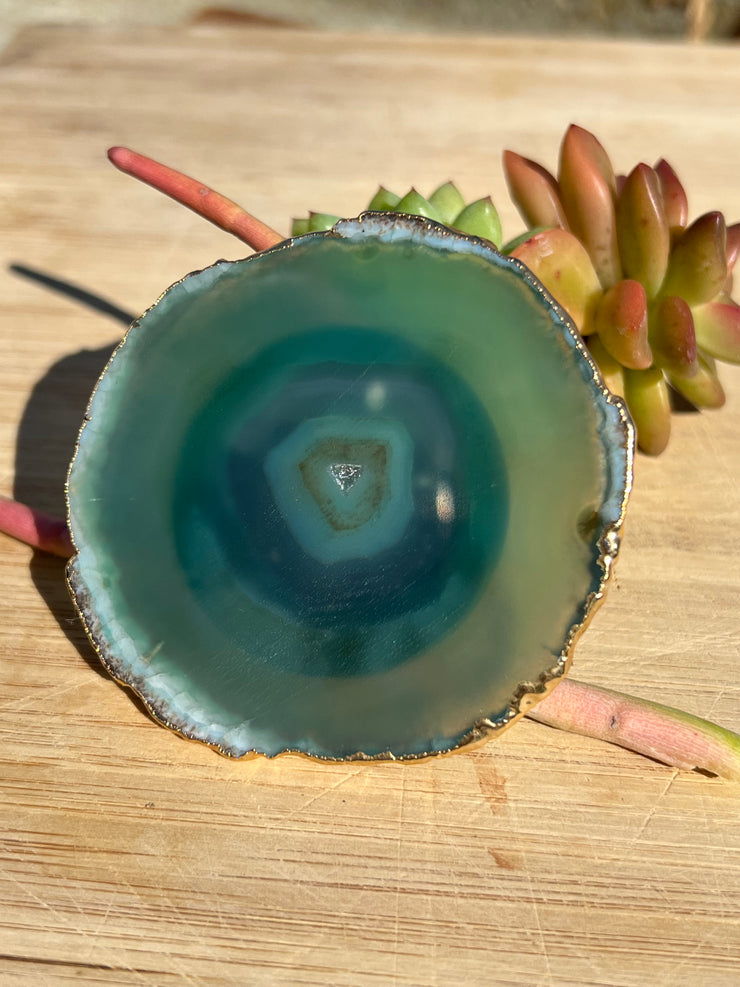 Green Agate pop socket (popsocket) for use with iphone, androids, ipads, smartphones and other small tecnical devices. Used for easy grip of electronics as well as a beautiful phone accessory. It is an attachment that easily tapes onto the back of the device and pops in and out as needed for use. These agate slices are natural and pure agate stones imported from Brazil of the highest quality and beautifylly gold dipped on the rim.