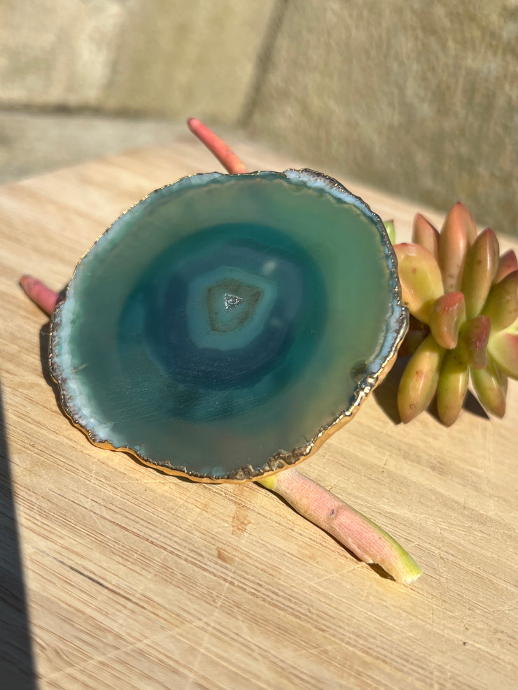 Green Agate pop socket (popsocket) for use with iphone, androids, ipads, smartphones and other small tecnical devices. Used for easy grip of electronics as well as a beautiful phone accessory. It is an attachment that easily tapes onto the back of the device and pops in and out as needed for use. These agate slices are natural and pure agate stones imported from Brazil of the highest quality and beautifylly gold dipped on the rim.