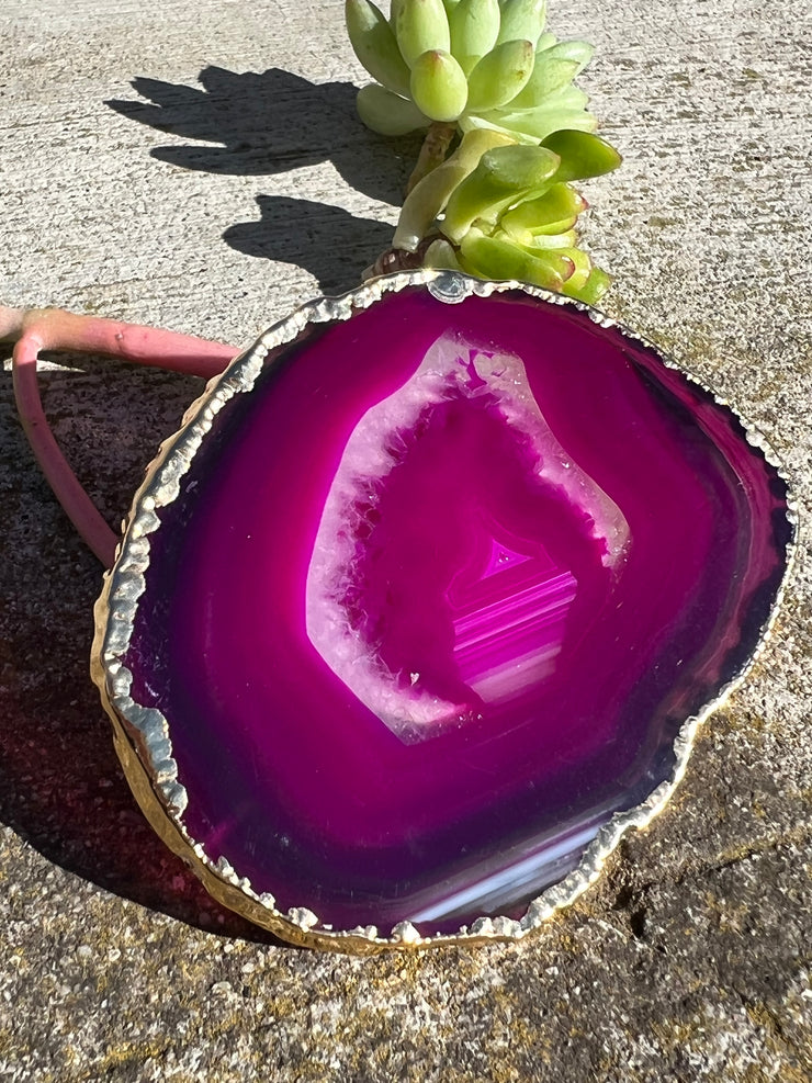 Pink Agate pop socket (popsocket) for use with iphone, androids, ipads, smartphones and other small tecnical devices. Used for easy grip of electronics as well as a beautiful phone accessory. It is an attachment that easily tapes onto the back of the device and pops in and out as needed for use. These agate slices are natural and pure agate stones imported from Brazil of the highest quality and beautifylly gold dipped on the rim.