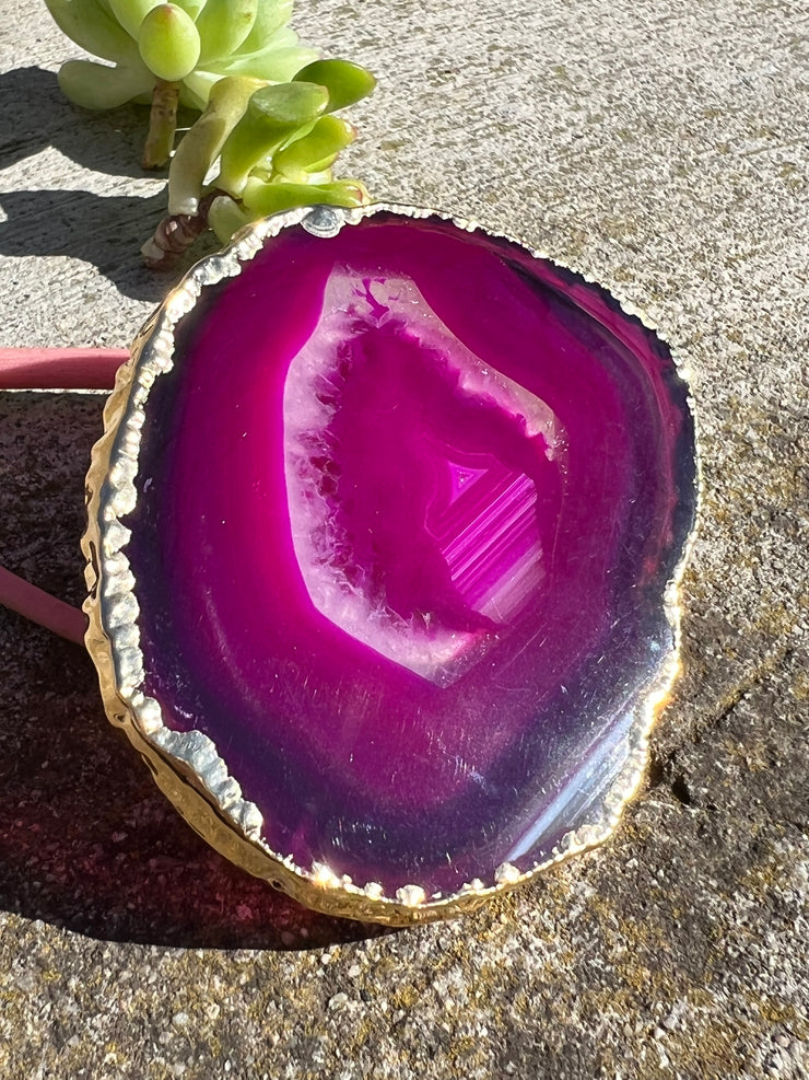 Pink Agate pop socket (popsocket) for use with iphone, androids, ipads, smartphones and other small tecnical devices. Used for easy grip of electronics as well as a beautiful phone accessory. It is an attachment that easily tapes onto the back of the device and pops in and out as needed for use. These agate slices are natural and pure agate stones imported from Brazil of the highest quality and beautifylly gold dipped on the rim.