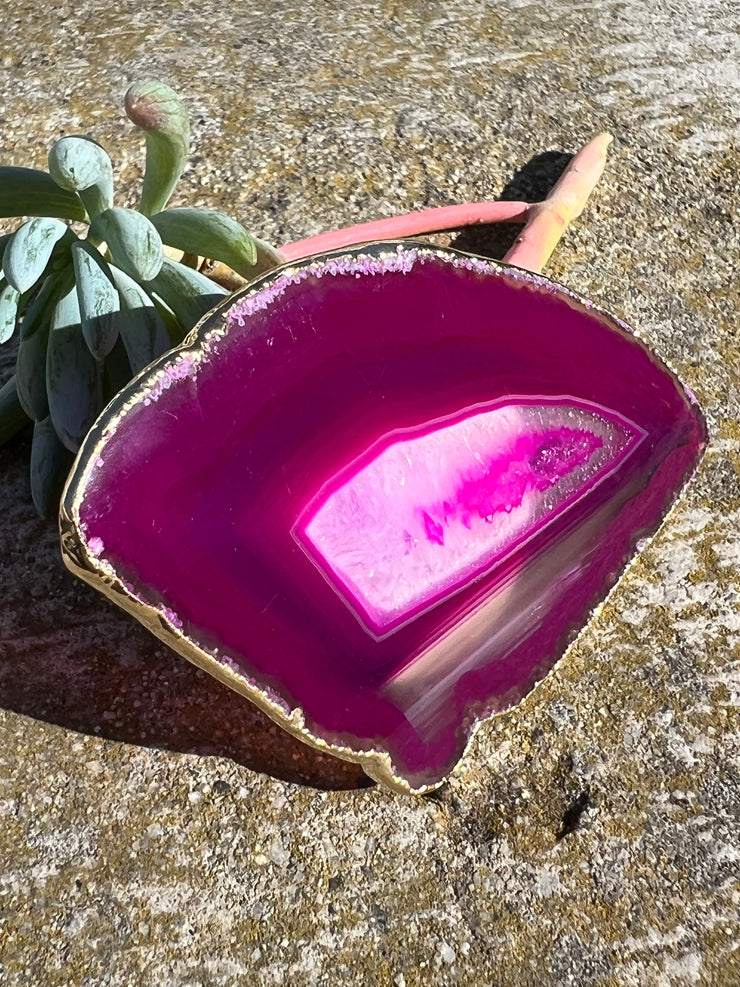 Pink Agate pop socket (popsocket) for use with iphone, androids, ipads, smartphones and other small tecnical devices. Used for easy grip of electronics as well as a beautiful phone accessory. It is an attachment that easily tapes onto the back of the device and pops in and out as needed for use. These agate slices are natural and pure agate stones imported from Brazil of the highest quality and beautifylly gold dipped on the rim.