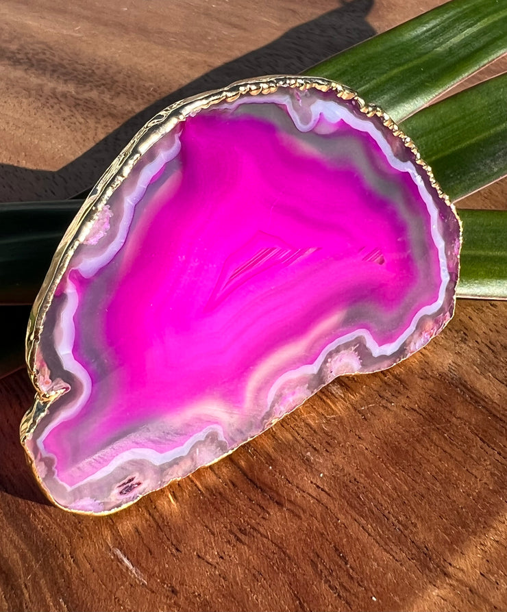 Pink Agate pop socket (popsocket) for use with iphone, androids, ipads, smartphones and other small tecnical devices. Used for easy grip of electronics as well as a beautiful phone accessory. It is an attachment that easily tapes onto the back of the device and pops in and out as needed for use. These agate slices are natural and pure agate stones imported from Brazil of the highest quality and beautifylly gold dipped on the rim.