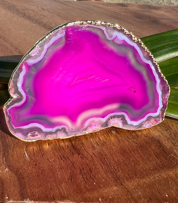 Pink Agate pop socket (popsocket) for use with iphone, androids, ipads, smartphones and other small tecnical devices. Used for easy grip of electronics as well as a beautiful phone accessory. It is an attachment that easily tapes onto the back of the device and pops in and out as needed for use. These agate slices are natural and pure agate stones imported from Brazil of the highest quality and beautifylly gold dipped on the rim.