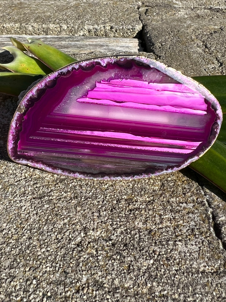 Pink Agate pop socket (popsocket) for use with iphone, androids, ipads, smartphones and other small tecnical devices. Used for easy grip of electronics as well as a beautiful phone accessory. It is an attachment that easily tapes onto the back of the device and pops in and out as needed for use. These agate slices are natural and pure agate stones imported from Brazil of the highest quality and beautifylly gold dipped on the rim.