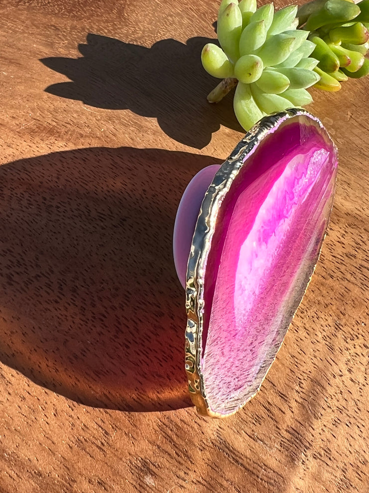 Pink Agate pop socket (popsocket) for use with iphone, androids, ipads, smartphones and other small tecnical devices. Used for easy grip of electronics as well as a beautiful phone accessory. It is an attachment that easily tapes onto the back of the device and pops in and out as needed for use. These agate slices are natural and pure agate stones imported from Brazil of the highest quality and beautifylly gold dipped on the rim.