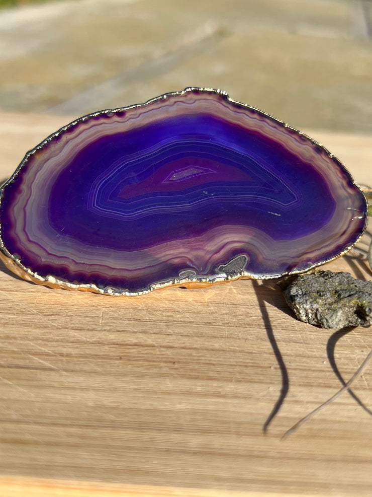 Purple Agate pop socket (popsocket) for use with iphone, androids, ipads, smartphones and other small tecnical devices. Used for easy grip of electronics as well as a beautiful phone accessory. It is an attachment that easily tapes onto the back of the device and pops in and out as needed for use. These agate slices are natural and pure agate stones imported from Brazil of the highest quality and beautifylly gold dipped on the rim.