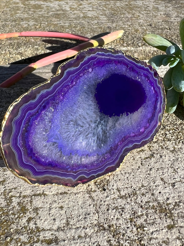 Purple Agate pop socket (popsocket) for use with iphone, androids, ipads, smartphones and other small tecnical devices. Used for easy grip of electronics as well as a beautiful phone accessory. It is an attachment that easily tapes onto the back of the device and pops in and out as needed for use. These agate slices are natural and pure agate stones imported from Brazil of the highest quality and beautifylly gold dipped on the rim.