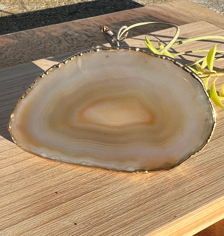 White Agate pop socket (popsocket) for use with iphone, androids, ipads, smartphones and other small tecnical devices. Used for easy grip of electronics as well as a beautiful phone accessory. It is an attachment that easily tapes onto the back of the device and pops in and out as needed for use. These agate slices are natural and pure agate stones imported from Brazil of the highest quality and beautifylly gold dipped on the rim.