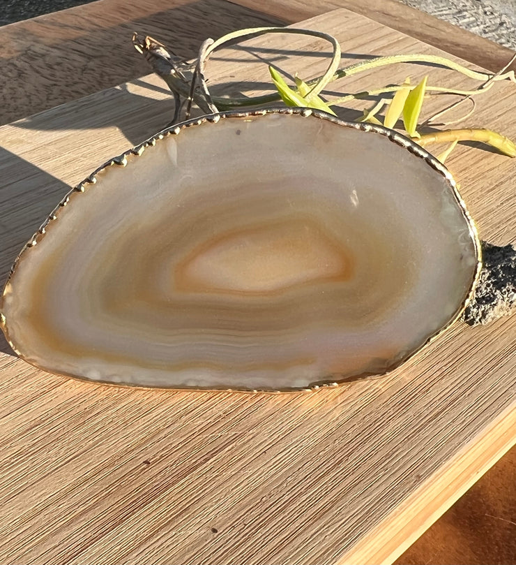 White Agate pop socket (popsocket) for use with iphone, androids, ipads, smartphones and other small tecnical devices. Used for easy grip of electronics as well as a beautiful phone accessory. It is an attachment that easily tapes onto the back of the device and pops in and out as needed for use. These agate slices are natural and pure agate stones imported from Brazil of the highest quality and beautifylly gold dipped on the rim.