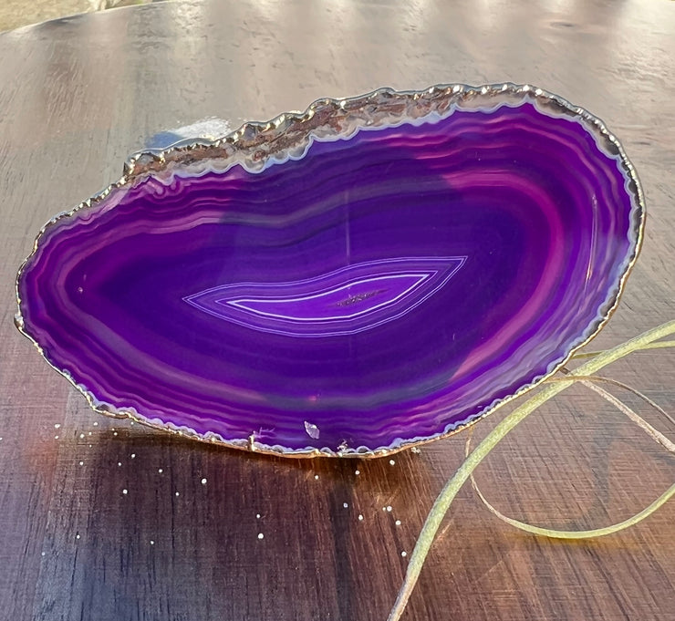 Purple Agate pop socket (popsocket) for use with iphone, androids, ipads, smartphones and other small tecnical devices. Used for easy grip of electronics as well as a beautiful phone accessory. It is an attachment that easily tapes onto the back of the device and pops in and out as needed for use. These agate slices are natural and pure agate stones imported from Brazil of the highest quality and beautifylly gold dipped on the rim.