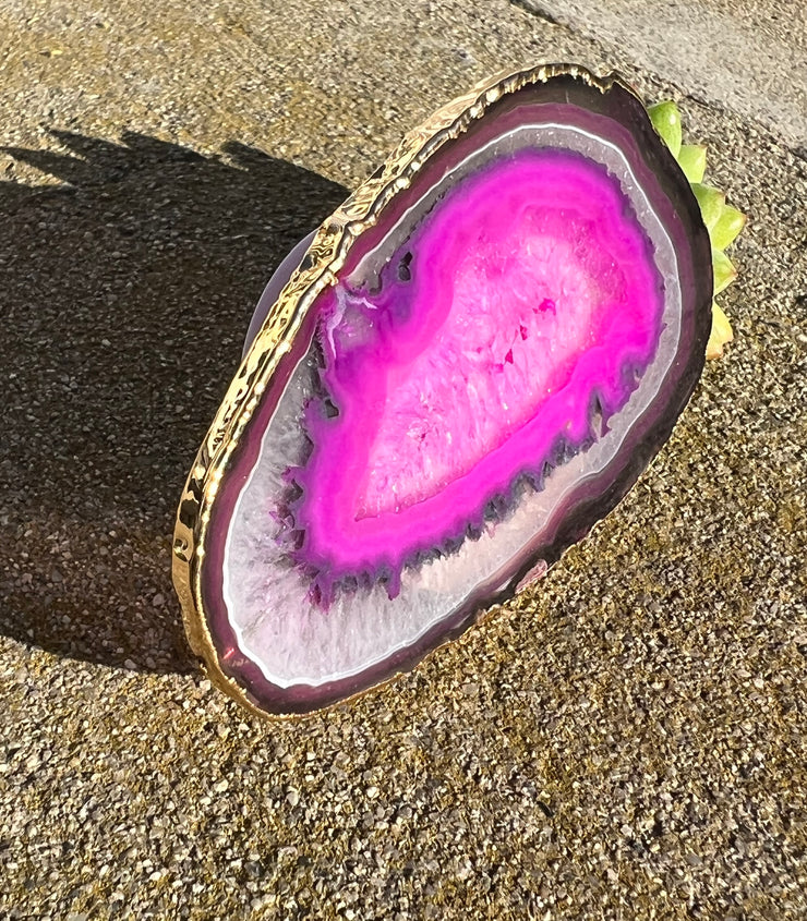 Pink Agate pop socket (popsocket) for use with iphone, androids, ipads, smartphones and other small tecnical devices. Used for easy grip of electronics as well as a beautiful phone accessory. It is an attachment that easily tapes onto the back of the device and pops in and out as needed for use. These agate slices are natural and pure agate stones imported from Brazil of the highest quality and beautifylly gold dipped on the rim.