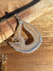 Natural Agate slice druzy necklace pendant, gold rimmed. Varies in hues, size, shape and tones. Comes with durable 14k gold filled chain length 16inches (41cm) and Elemant logo tag in gold attached by the clasp. Beautifully crafted natural agate stones in highest quality imported from Brazil.
