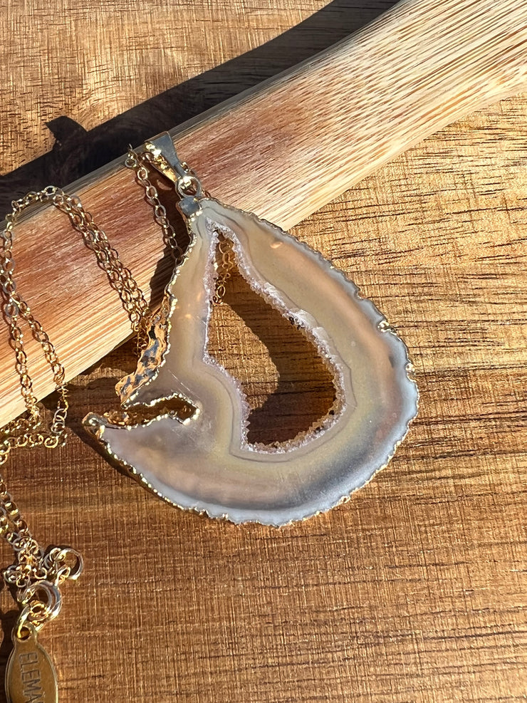 Natural Agate slice druzy necklace pendant, gold rimmed. Varies in hues, size, shape and tones. Comes with durable 14k gold filled chain length 16inches (41cm) and Elemant logo tag in gold attached by the clasp. Beautifully crafted natural agate stones in highest quality imported from Brazil.