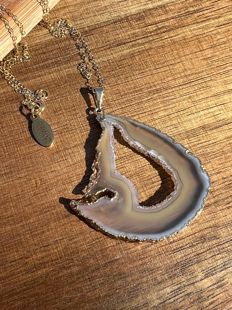 Natural Agate slice druzy necklace pendant, gold rimmed. Varies in hues, size, shape and tones. Comes with durable 14k gold filled chain length 16inches (41cm) and Elemant logo tag in gold attached by the clasp. Beautifully crafted natural agate stones in highest quality imported from Brazil.