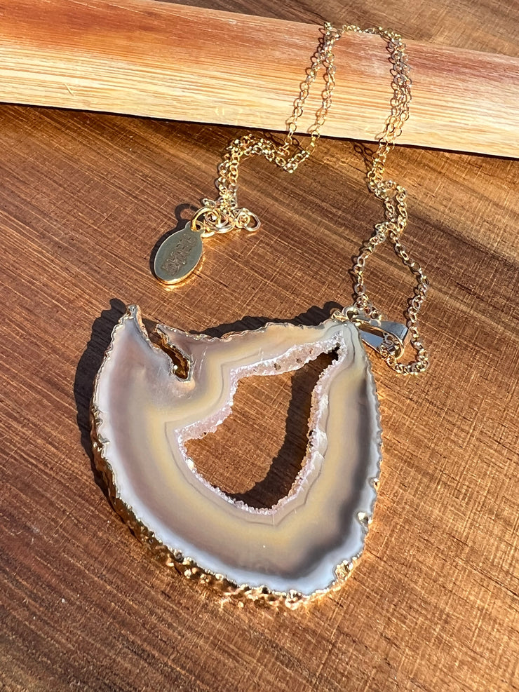 Natural Agate slice druzy necklace pendant, gold rimmed. Varies in hues, size, shape and tones. Comes with durable 14k gold filled chain length 16inches (41cm) and Elemant logo tag in gold attached by the clasp. Beautifully crafted natural agate stones in highest quality imported from Brazil.