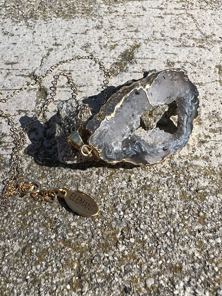 Natural Agate slice druzy necklace pendant, gold rimmed. Varies in hues, size, shape and tones. Comes with durable 14k gold filled chain length 16inches (41cm) and Elemant logo tag in gold attached by the clasp. Beautifully crafted natural agate stones in highest quality imported from Brazil.