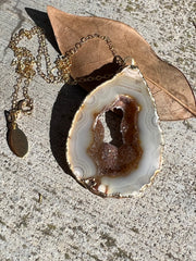 Natural Agate slice druzy necklace pendant, gold rimmed. Varies in hues, size, shape and tones. Comes with durable 14k gold filled chain length 16inches (41cm) and Elemant logo tag in gold attached by the clasp. Beautifully crafted natural agate stones in highest quality imported from Brazil.