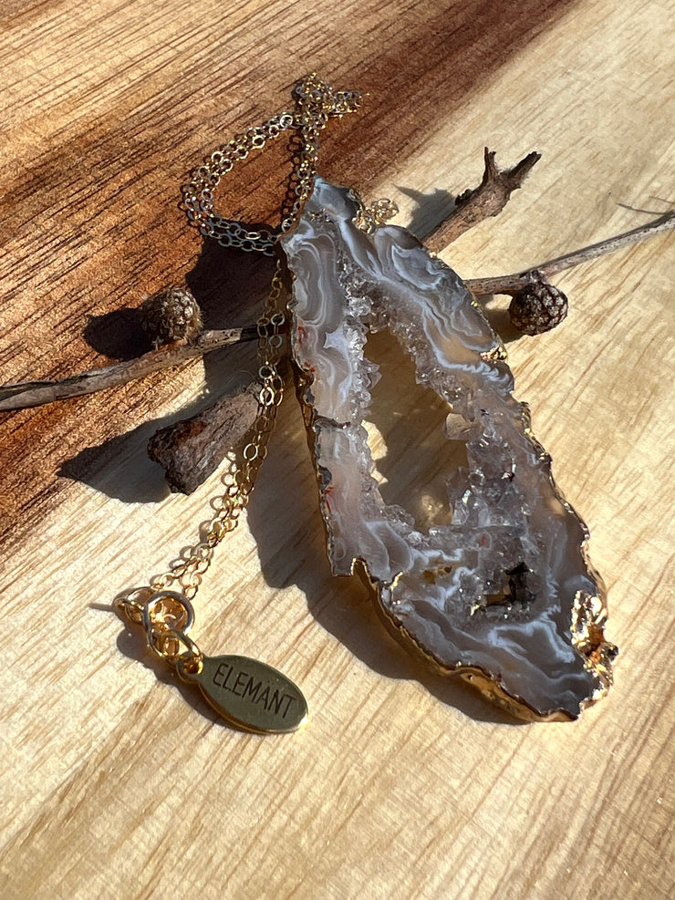 Natural Agate slice druzy necklace pendant, gold rimmed. Varies in hues, size, shape and tones. Comes with durable 14k gold filled chain length 16inches (41cm) and Elemant logo tag in gold attached by the clasp. Beautifully crafted natural agate stones in highest quality imported from Brazil.