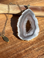 Natural Agate slice druzy necklace pendant, gold rimmed. Varies in hues, size, shape and tones. Comes with durable 14k gold filled chain length 16inches (41cm) and Elemant logo tag in gold attached by the clasp. Beautifully crafted natural agate stones in highest quality imported from Brazil.