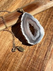 Natural Agate slice druzy necklace pendant, gold rimmed. Varies in hues, size, shape and tones. Comes with durable 14k gold filled chain length 16inches (41cm) and Elemant logo tag in gold attached by the clasp. Beautifully crafted natural agate stones in highest quality imported from Brazil.