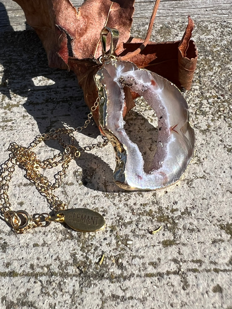 Natural Agate slice druzy necklace pendant, gold rimmed. Varies in hues, size, shape and tones. Comes with durable 14k gold filled chain length 16inches (41cm) and Elemant logo tag in gold attached by the clasp. Beautifully crafted natural agate stones in highest quality imported from Brazil.