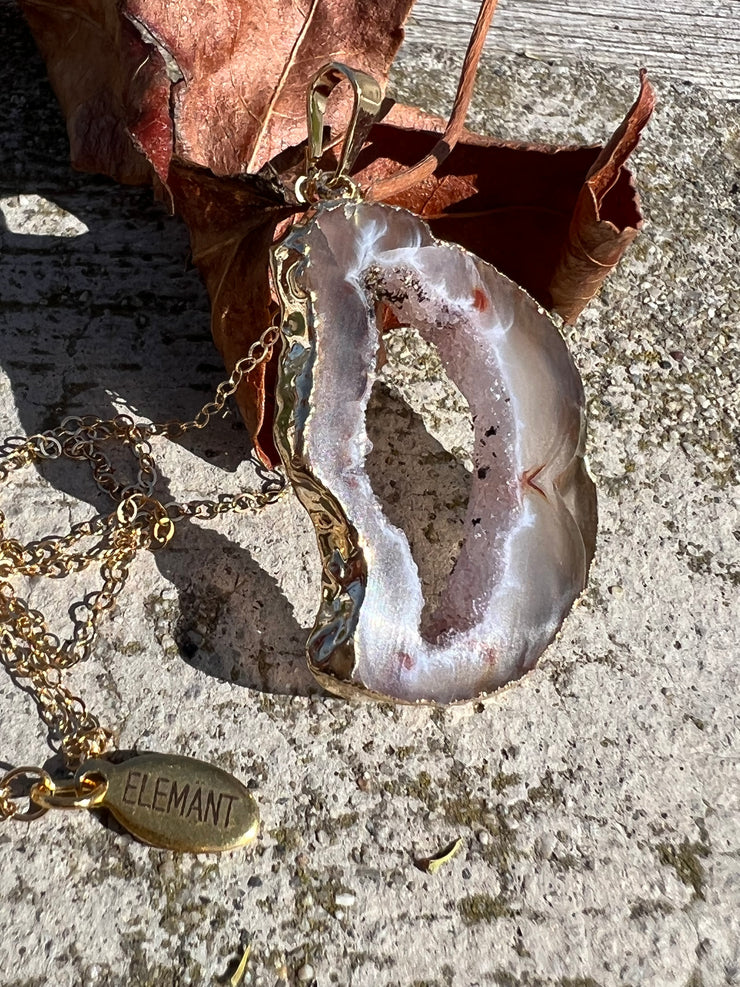 Natural Agate slice druzy necklace pendant, gold rimmed. Varies in hues, size, shape and tones. Comes with durable 14k gold filled chain length 16inches (41cm) and Elemant logo tag in gold attached by the clasp. Beautifully crafted natural agate stones in highest quality imported from Brazil.