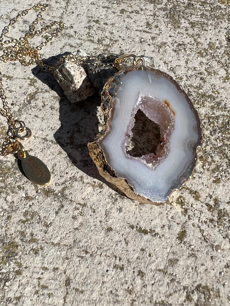 Natural Agate slice druzy necklace pendant, gold rimmed. Varies in hues, size, shape and tones. Comes with durable 14k gold filled chain length 16inches (41cm) and Elemant logo tag in gold attached by the clasp. Beautifully crafted natural agate stones in highest quality imported from Brazil.