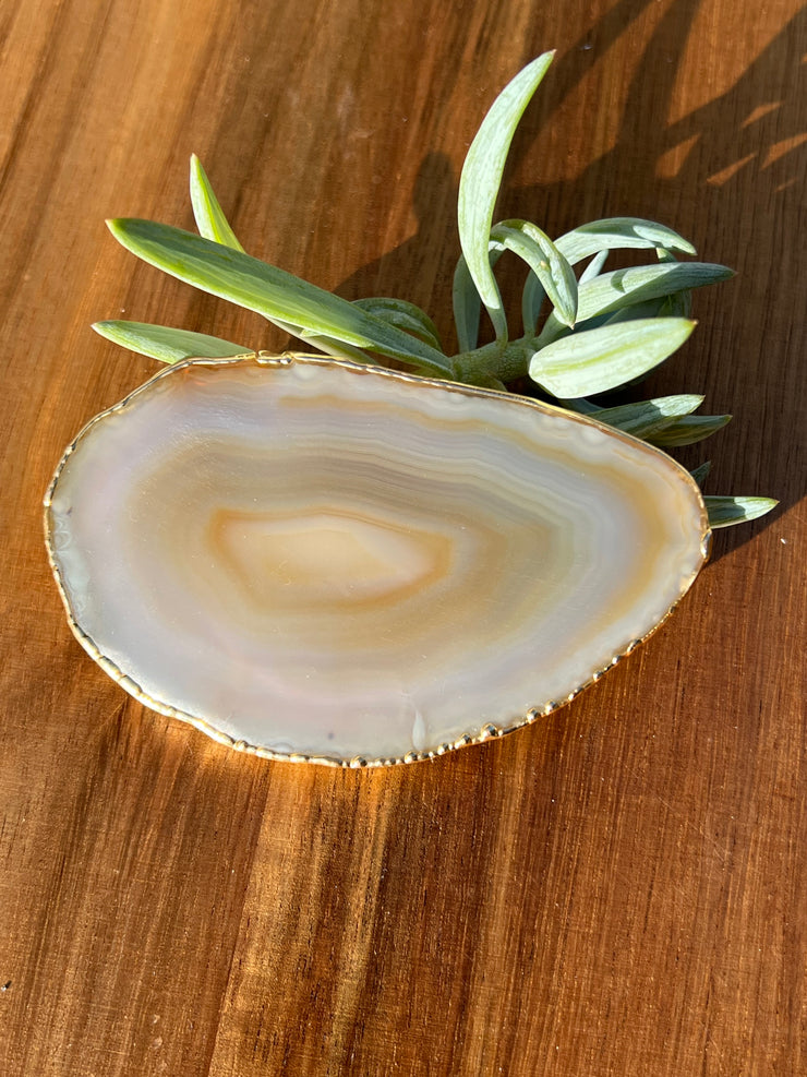 White Agate pop socket (popsocket) for use with iphone, androids, ipads, smartphones and other small tecnical devices. Used for easy grip of electronics as well as a beautiful phone accessory. It is an attachment that easily tapes onto the back of the device and pops in and out as needed for use. These agate slices are natural and pure agate stones imported from Brazil of the highest quality and beautifylly gold dipped on the rim.