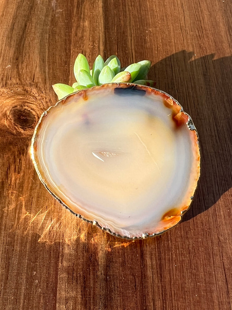 White Agate pop socket (popsocket) for use with iphone, androids, ipads, smartphones and other small tecnical devices. Used for easy grip of electronics as well as a beautiful phone accessory. It is an attachment that easily tapes onto the back of the device and pops in and out as needed for use. These agate slices are natural and pure agate stones imported from Brazil of the highest quality and beautifylly gold dipped on the rim.