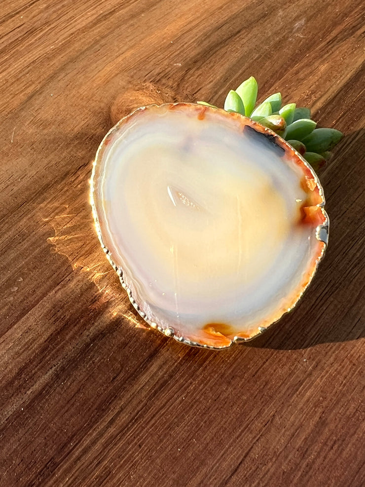 White Agate pop socket (popsocket) for use with iphone, androids, ipads, smartphones and other small tecnical devices. Used for easy grip of electronics as well as a beautiful phone accessory. It is an attachment that easily tapes onto the back of the device and pops in and out as needed for use. These agate slices are natural and pure agate stones imported from Brazil of the highest quality and beautifylly gold dipped on the rim.