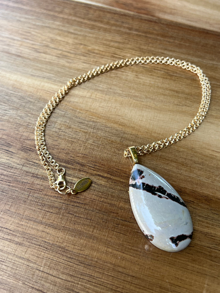Jasper pendant with thick rope chain in 14k filled gold and an Elemant logo emblem attached at the clasp.  The chain is 21 inches (53cm) long.  Jasper is a gentle and nurturing stone that stands for peace.