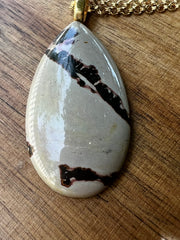 Jasper pendant with thick rope chain in 14k filled gold and an Elemant logo emblem attached at the clasp. The chain is 21 inches (53cm) long. Jasper is a gentle and nurturing stone that stands for peace.