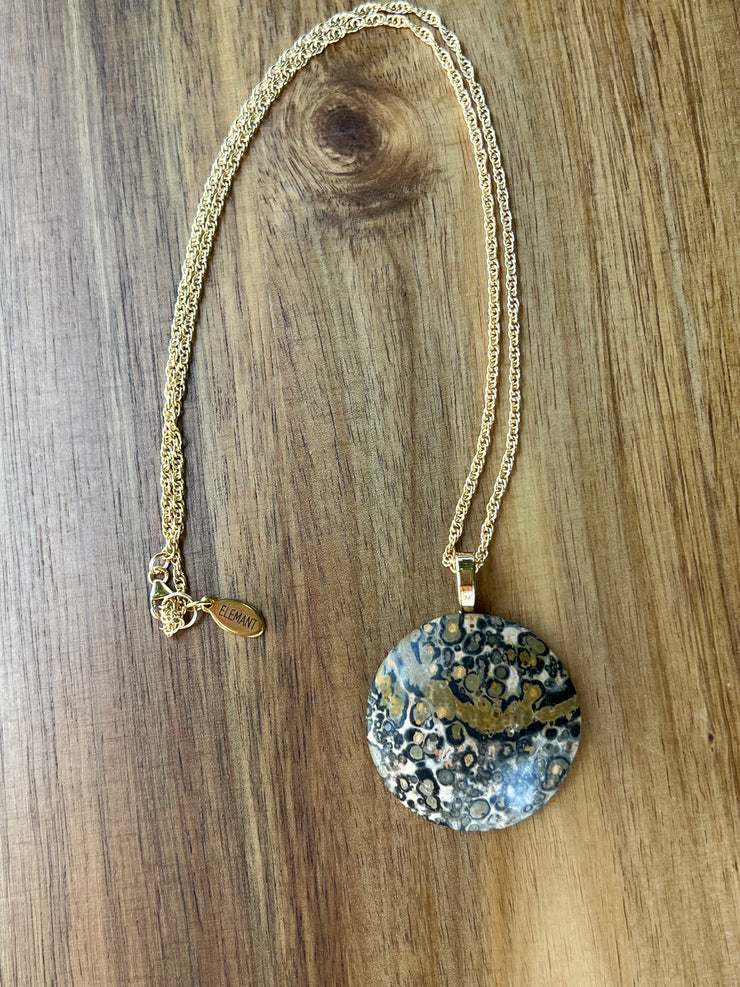 Jasper pendant with thick rope chain in 14k filled gold and an Elemant logo emblem attached at the clasp. The chain is 21 inches (53cm) long. Jasper is a gentle and nurturing stone that stands for peace.