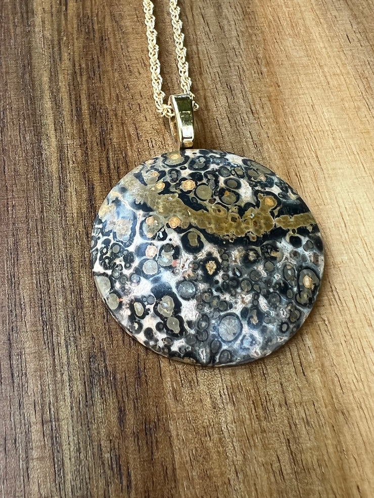 Jasper pendant with thick rope chain in 14k filled gold and an Elemant logo emblem attached at the clasp. The chain is 21 inches (53cm) long. Jasper is a gentle and nurturing stone that stands for peace.